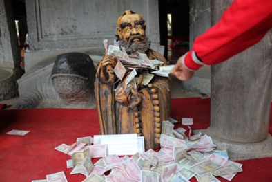 Nhét tiền vào tay Phật là người ích kỷ